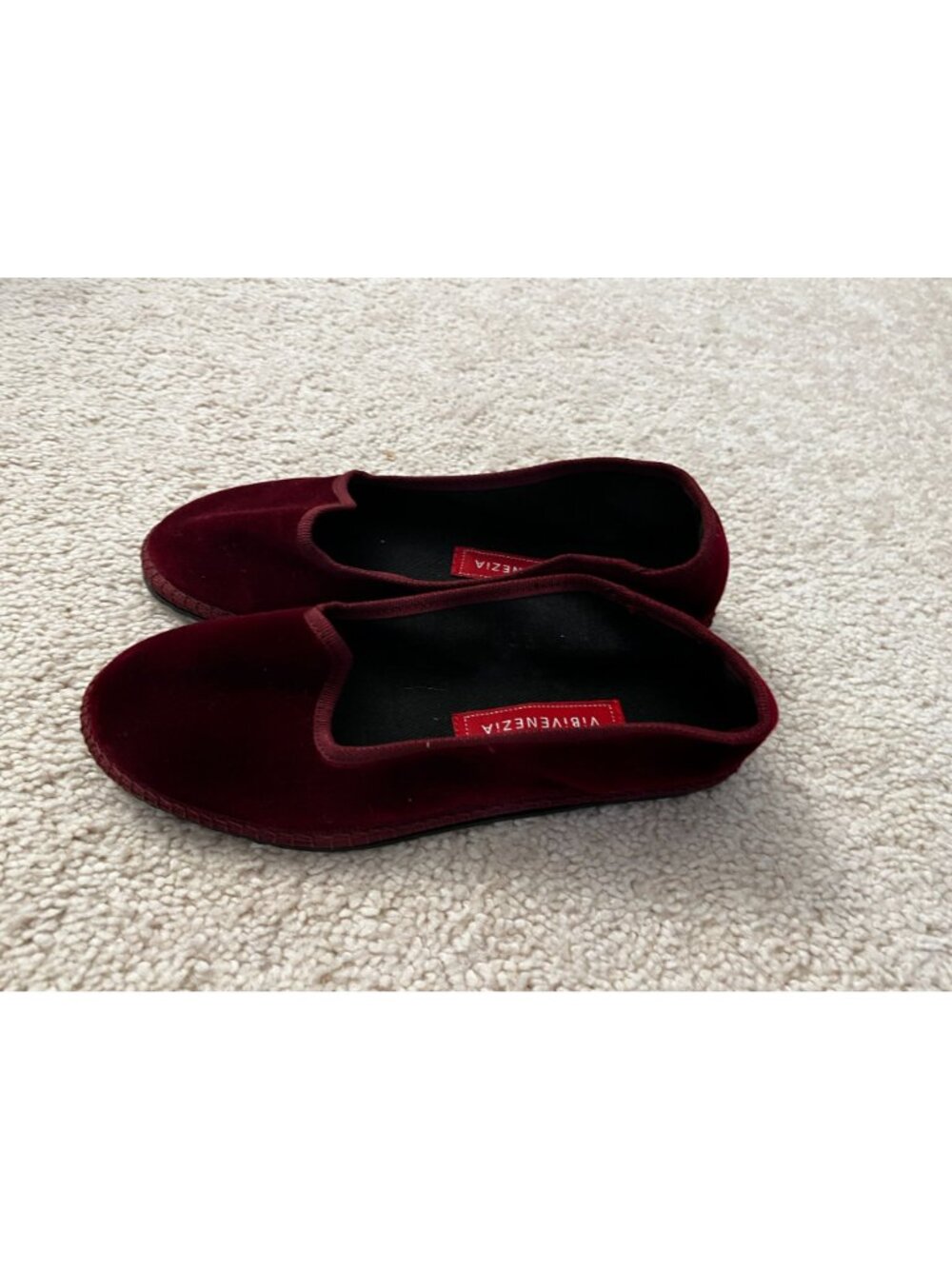 NWOB Vibi Venezia Italy Girl's Velvet Ballerina Slip On Flats Bordeaux Red EU 33